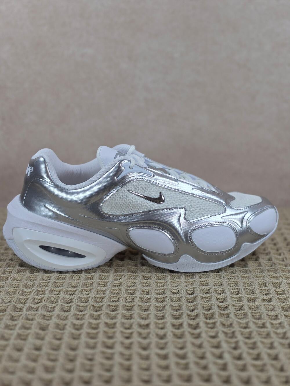 Nike Air Max Muse Women’s 9.5 White Metallic Silver – Brand New